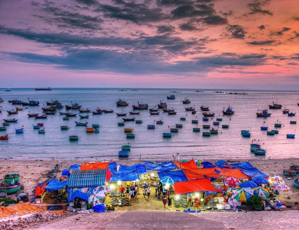 Làng chài Mũi Né với khung cảnh thuyền bè tấp nập